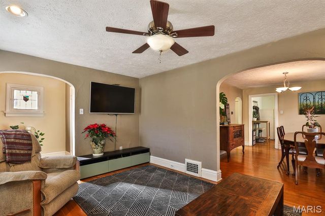 1109 North And South Road, St Louis, MO 63130