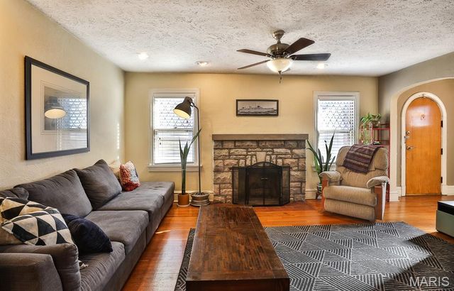 1109 North And South Road, St Louis, MO 63130