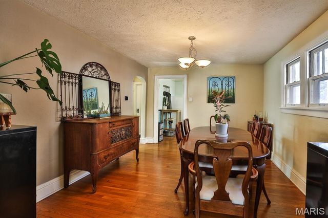 1109 North And South Road, St Louis, MO 63130