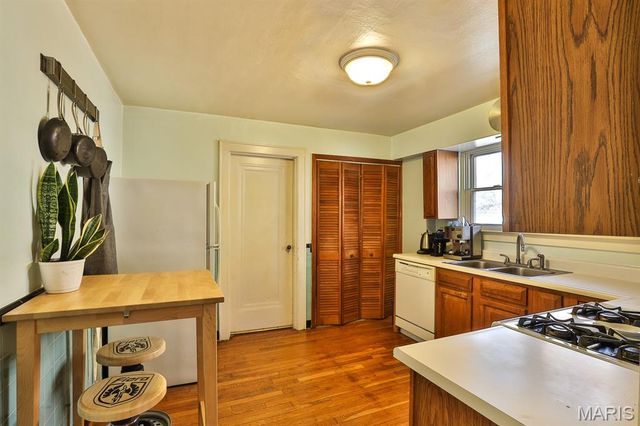 1109 North And South Road, St Louis, MO 63130