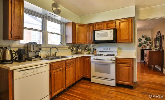 1109 North And South Road, St Louis, MO 63130