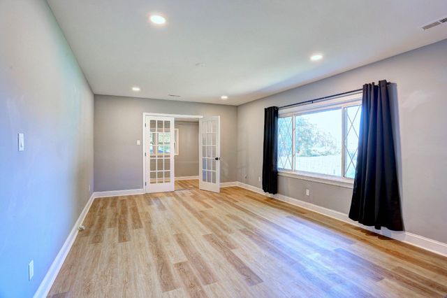8231 FORT SMALLWOOD RD, Baltimore, MD 21226
