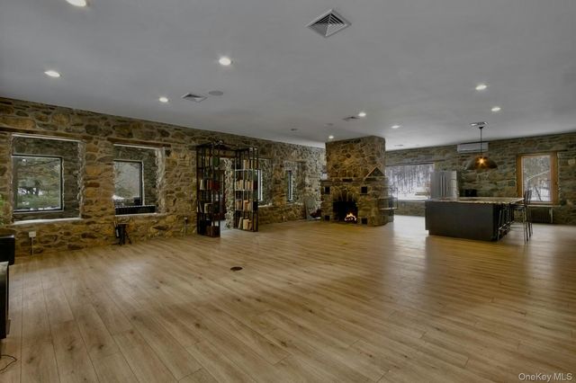 21 Bird Hill Road, Tomkins Cove, NY 10986