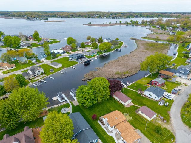 380 Lane 852 Snow Lake, Fremont, IN 46737
