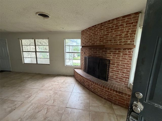 2604 Pinoak Street, Granbury, TX 76048