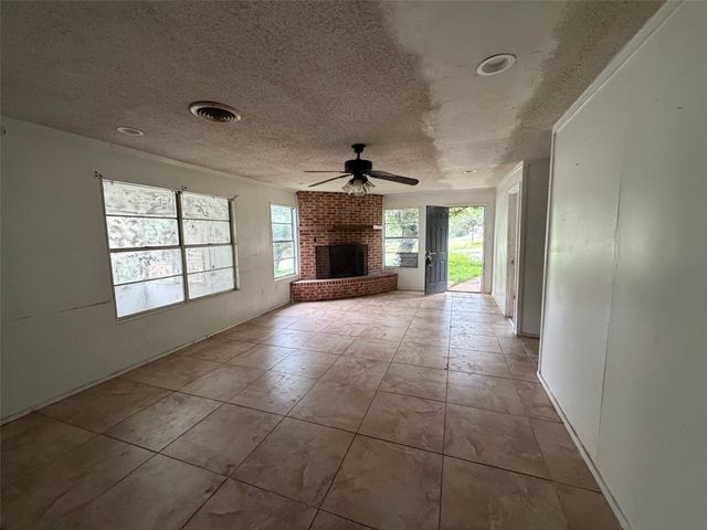 2604 Pinoak Street, Granbury, TX 76048