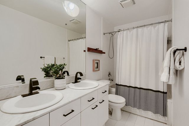 2511 W Moffat Street 111J, Chicago, IL 60647