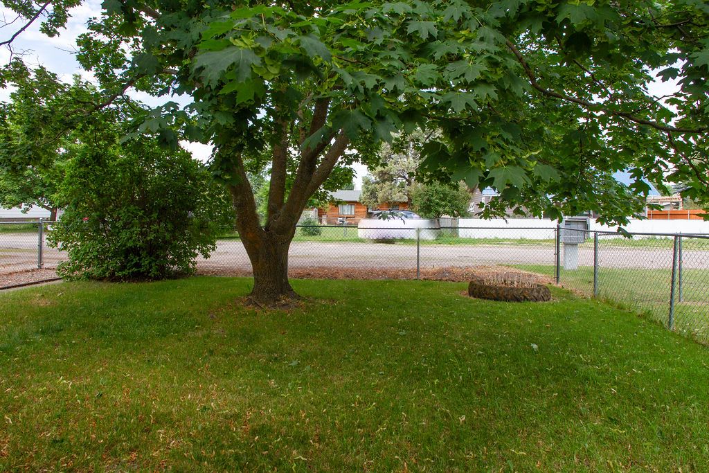 Image 2 of property listing at 607 4th Street W, Polson, MT 59860