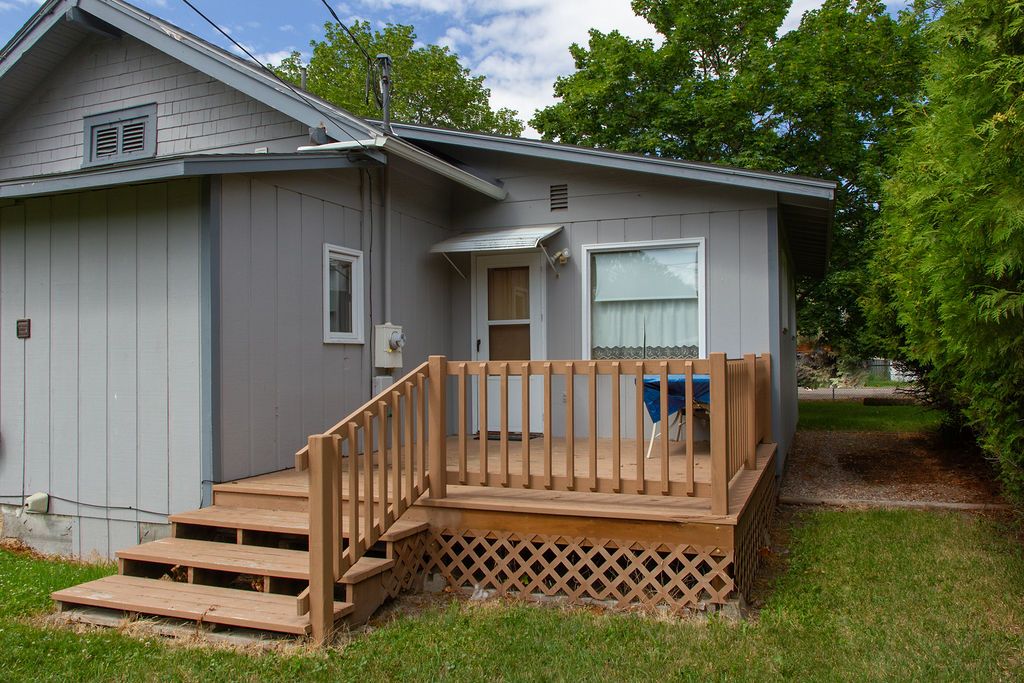Image 4 of property listing at 607 4th Street W, Polson, MT 59860