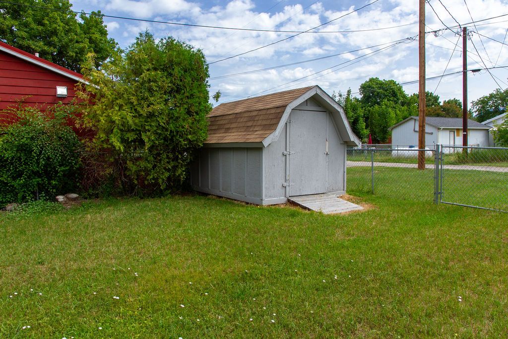 Image 5 of property listing at 607 4th Street W, Polson, MT 59860