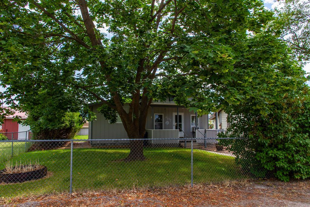 Image 6 of property listing at 607 4th Street W, Polson, MT 59860