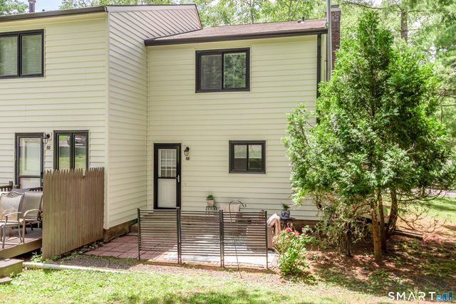 86 Hampton Park 86, Branford, CT 06405