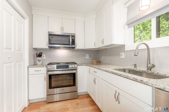 86 Hampton Park 86, Branford, CT 06405