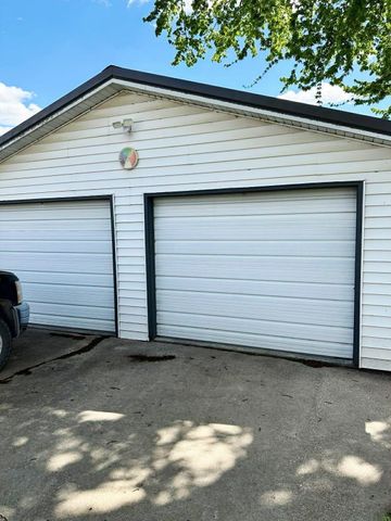 1100 18th Avenue, Charles City, IA 50616