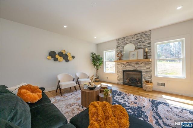 7 Emerald Drive, Hardyston, NJ 07419