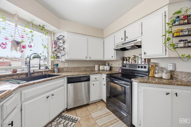 3713 Westporte Court, Bakersfield, CA 93309