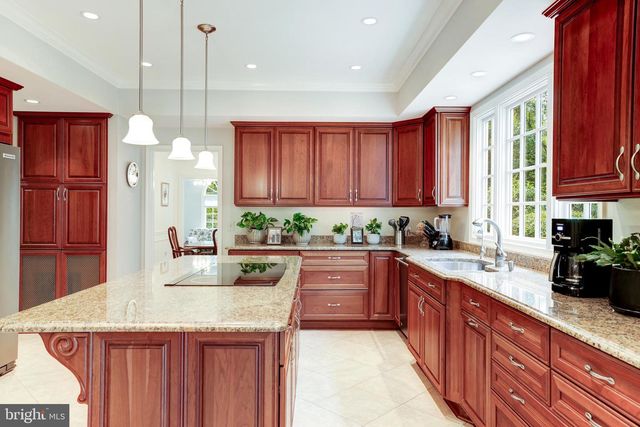 5501 W RIDGE VIEW DR, Fairfax, VA 22030