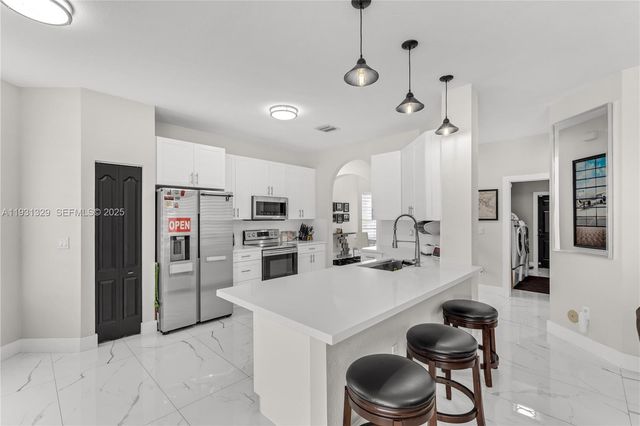 1147 NE 37th Pl, Homestead, FL 33033