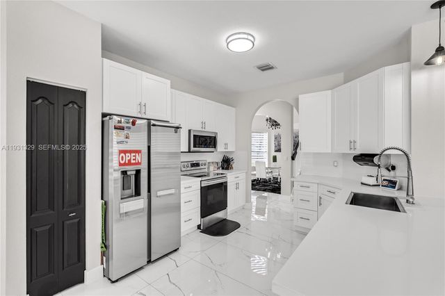 1147 NE 37th Pl, Homestead, FL 33033