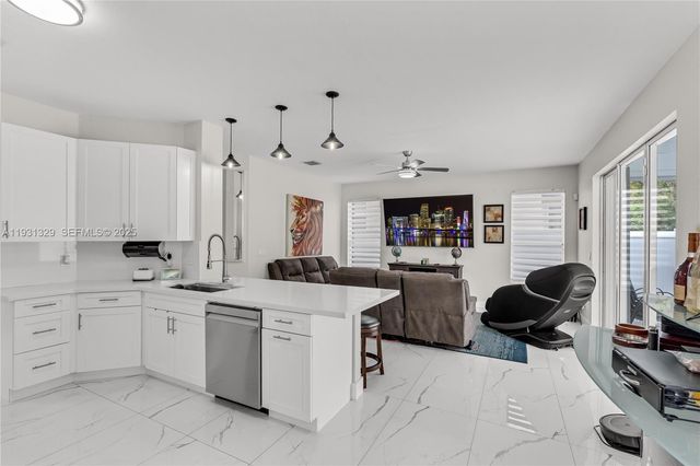 1147 NE 37th Pl, Homestead, FL 33033