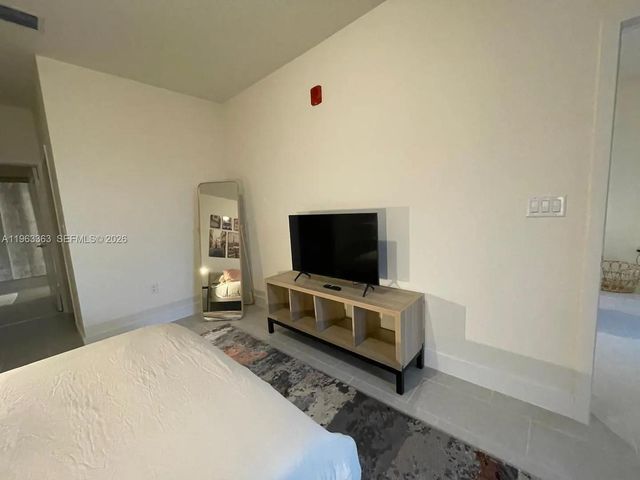 8167 NW 41st St E-402, Doral, FL 33166