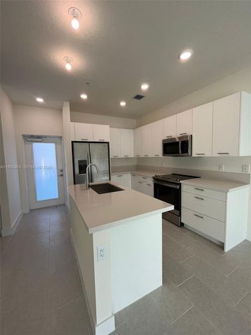 8167 NW 41st St E-402, Doral, FL 33166