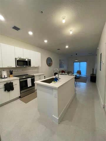 8167 NW 41st St E-402, Doral, FL 33166