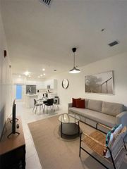 8167 NW 41st St E-402, Doral, FL 33166