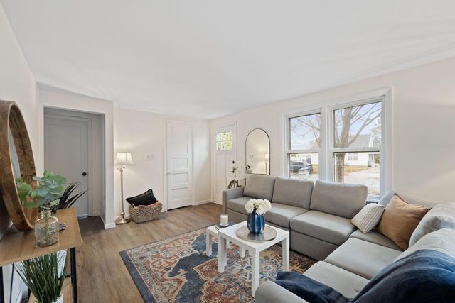 4641 W Montrose AVENUE, Milwaukee, WI 53219