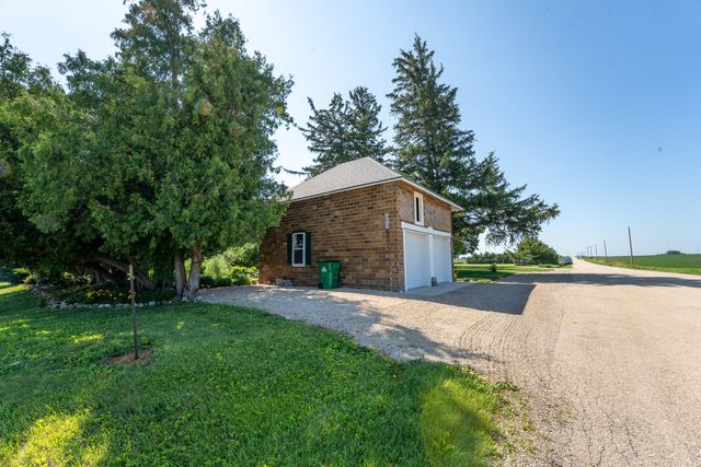 1392 Red Brick Road, Dixon, IL 61021