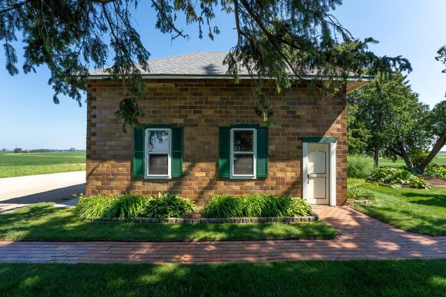 1392 Red Brick Road, Dixon, IL 61021