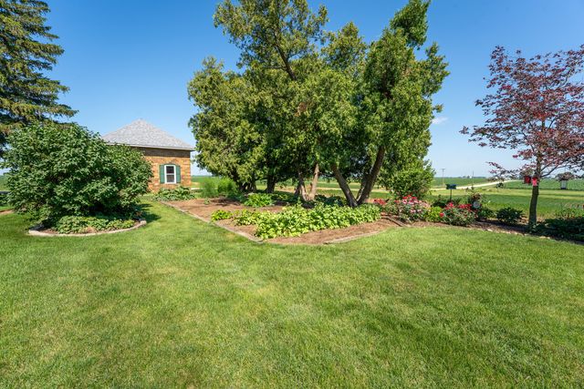 1392 Red Brick Road, Dixon, IL 61021