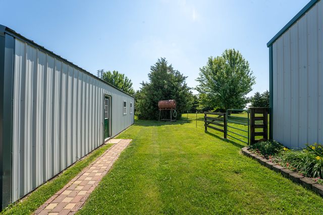 1392 Red Brick Road, Dixon, IL 61021