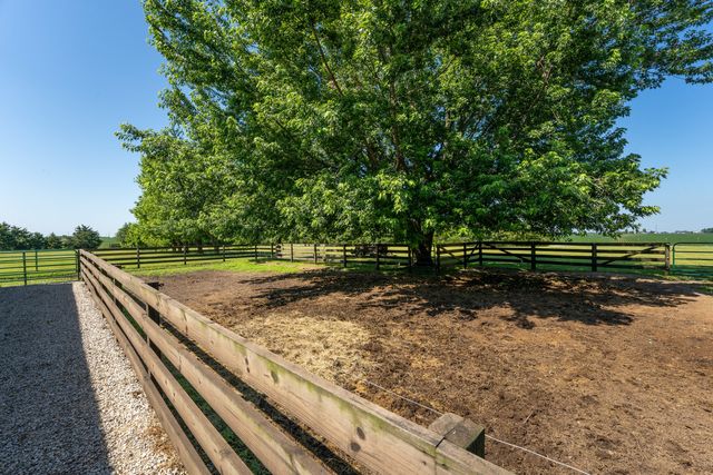 1392 Red Brick Road, Dixon, IL 61021