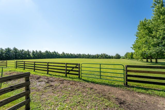 1392 Red Brick Road, Dixon, IL 61021