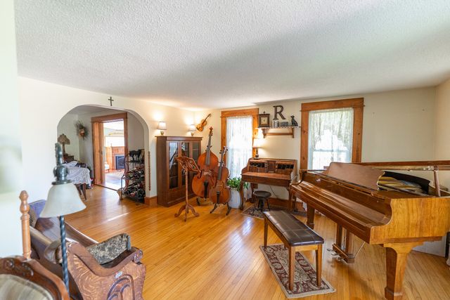 1392 Red Brick Road, Dixon, IL 61021