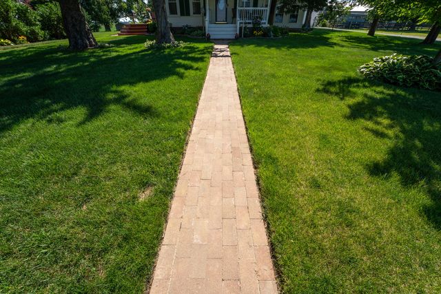 1392 Red Brick Road, Dixon, IL 61021