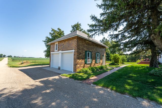 1392 Red Brick Road, Dixon, IL 61021