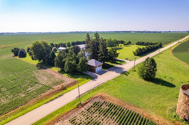 1392 Red Brick Road, Dixon, IL 61021