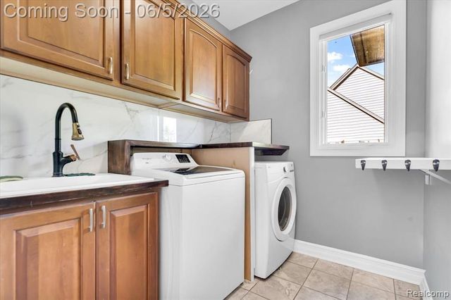2424 Pebble Beach Drive, Oakland, MI 48363