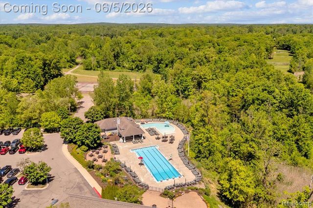 2424 Pebble Beach Drive, Oakland, MI 48363