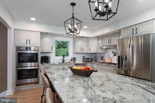 19 VAN SAUN DR, Ewing, NJ 08628