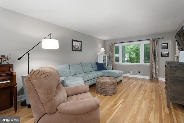 19 VAN SAUN DR, Ewing, NJ 08628