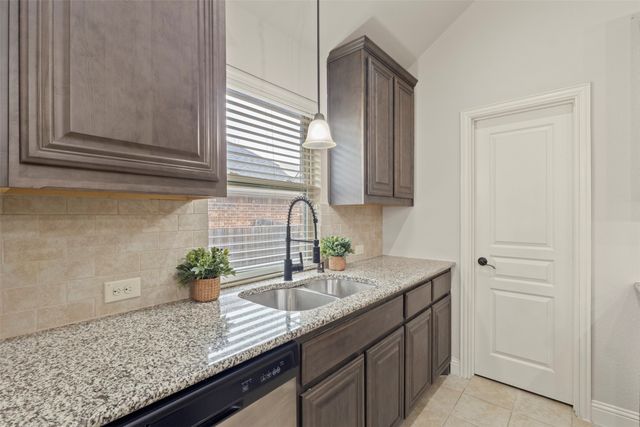 1020 Broken Wheel Trail, Aubrey, TX 76227