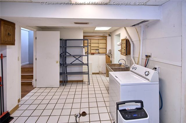 800 Scenic Drive, Charleston, WV 25311