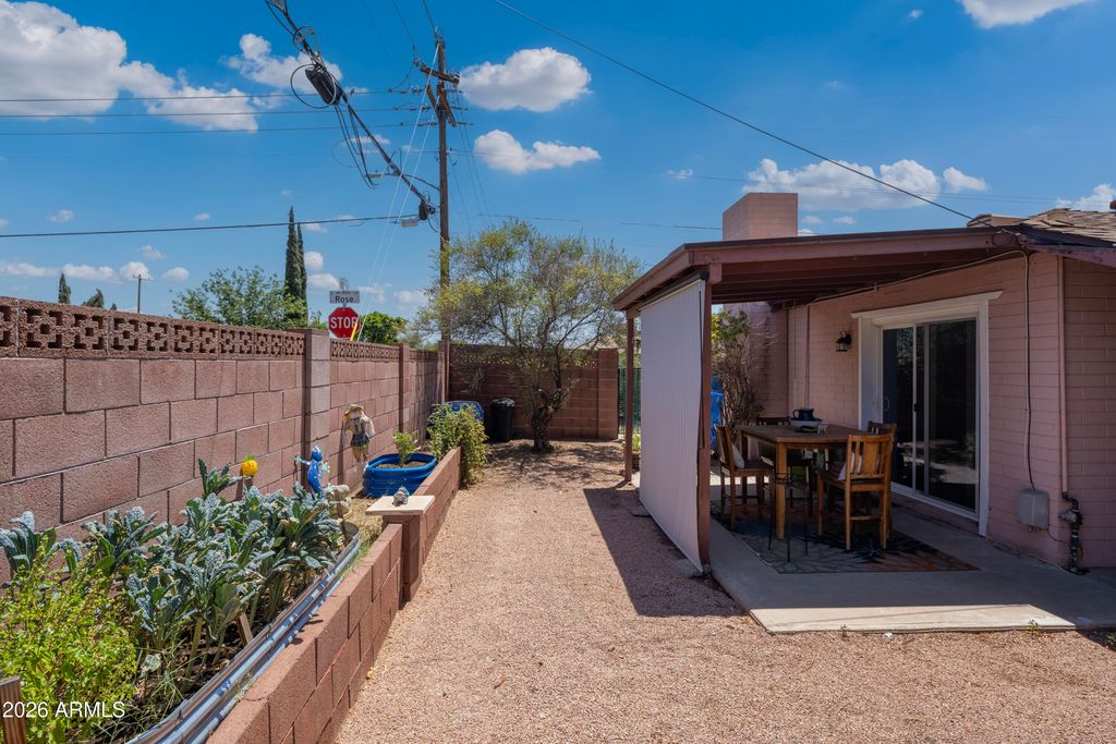 Image 12 of property listing at 940 E ROSE Lane, Phoenix, AZ 85014