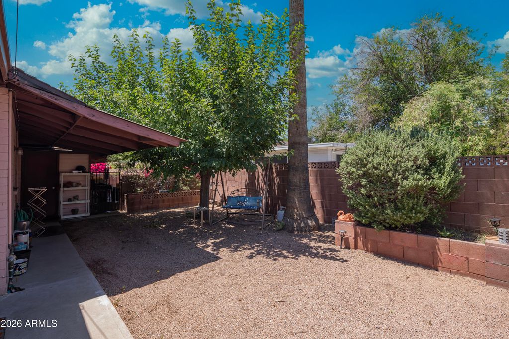 Image 13 of property listing at 940 E ROSE Lane, Phoenix, AZ 85014