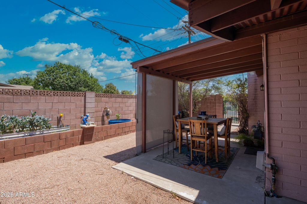 Image 14 of property listing at 940 E ROSE Lane, Phoenix, AZ 85014