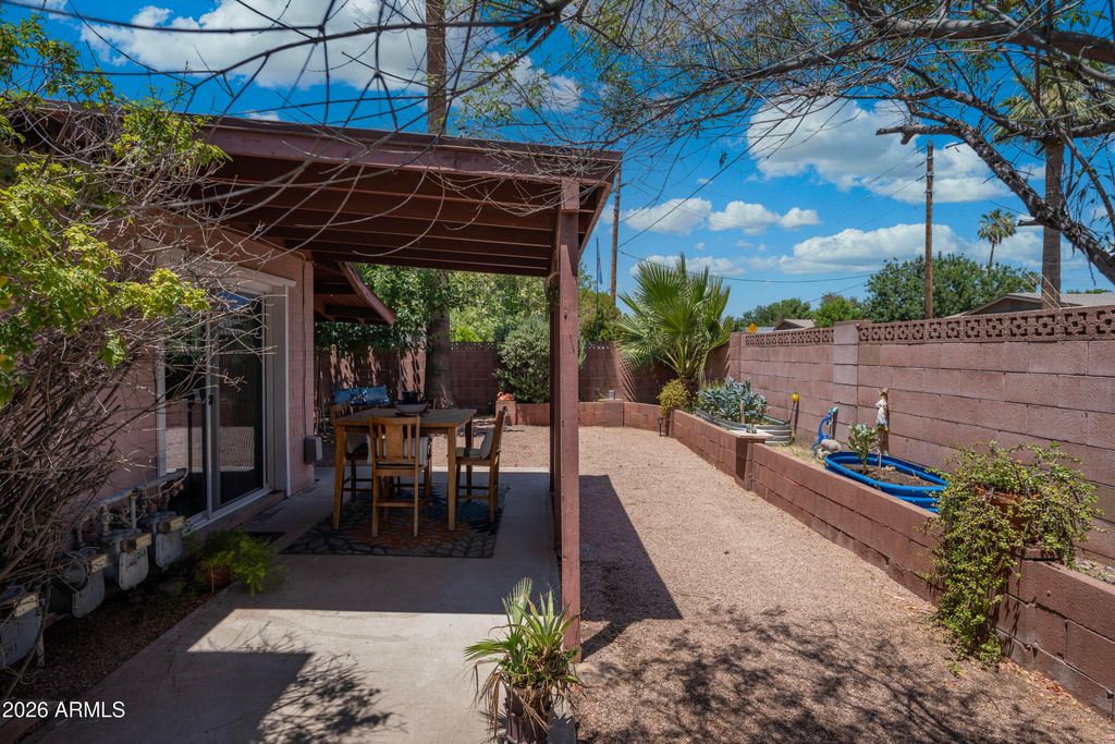 Image 15 of property listing at 940 E ROSE Lane, Phoenix, AZ 85014