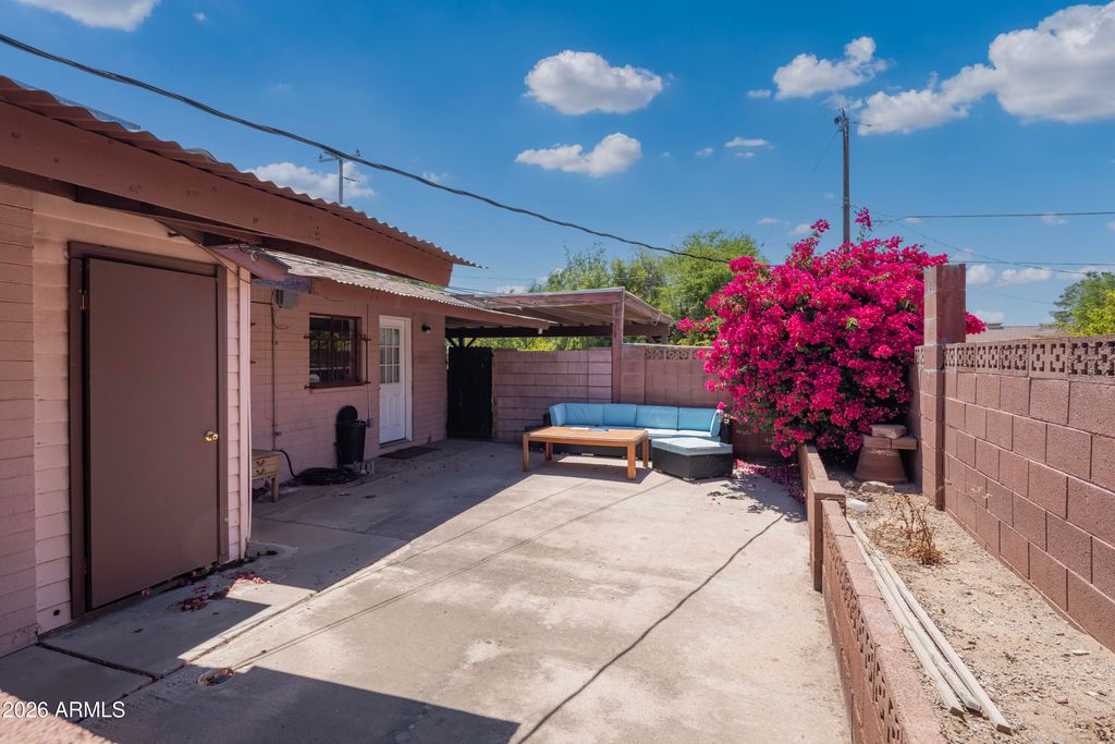 Image 19 of property listing at 940 E ROSE Lane, Phoenix, AZ 85014